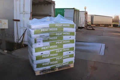 A pallet of 70 L SOLVIKA PEAT MOSS bags