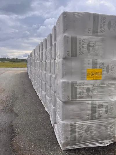 250 L bags of Latvian peat on pallets